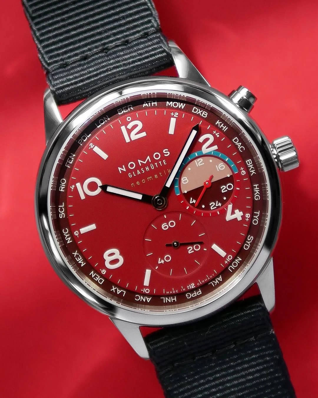 NOMOS Club Sport neomatik Worldtimer Magma, front view
