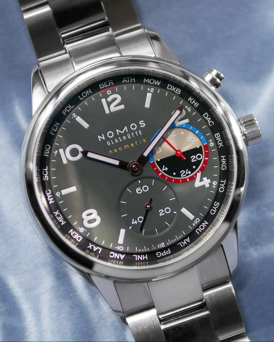 NOMOS Club Sport neomatik Worldtimer Volcano, front view