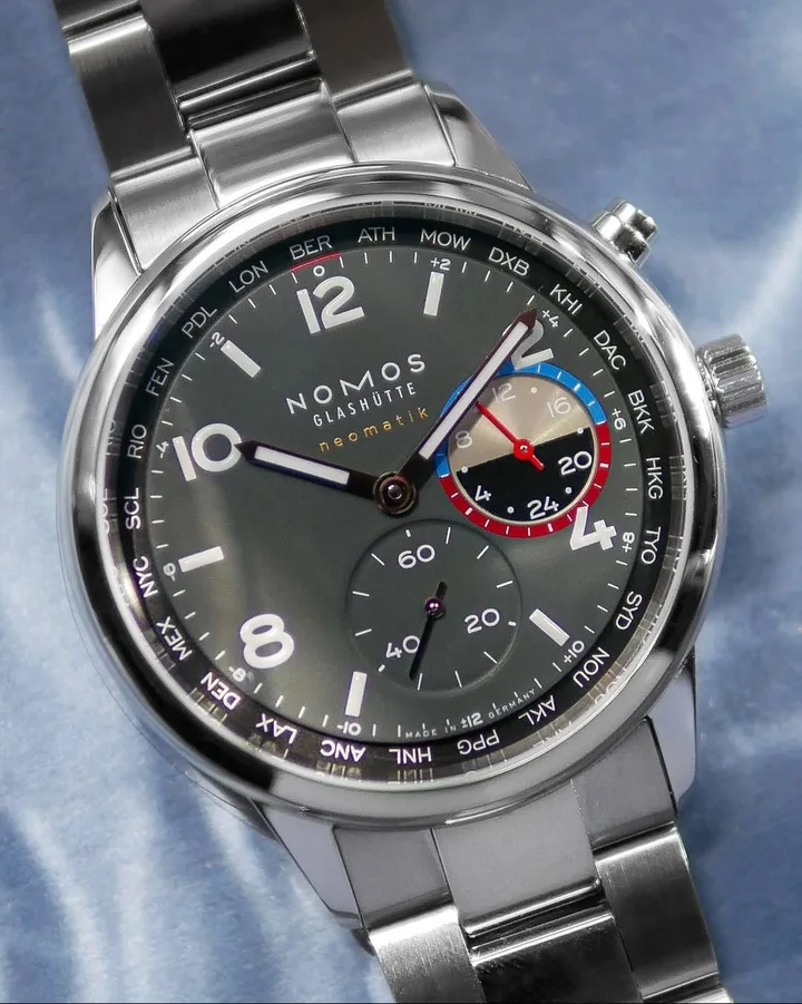 Club Sport neomatik Worldtimer Volcano watch