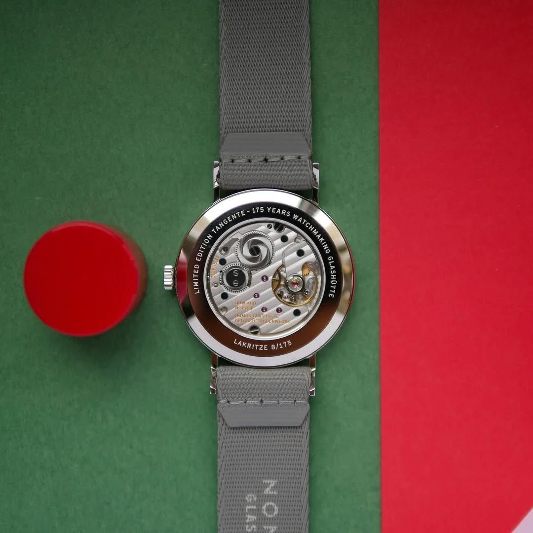 Caseback of the Tangente 38 Date Lakritze
