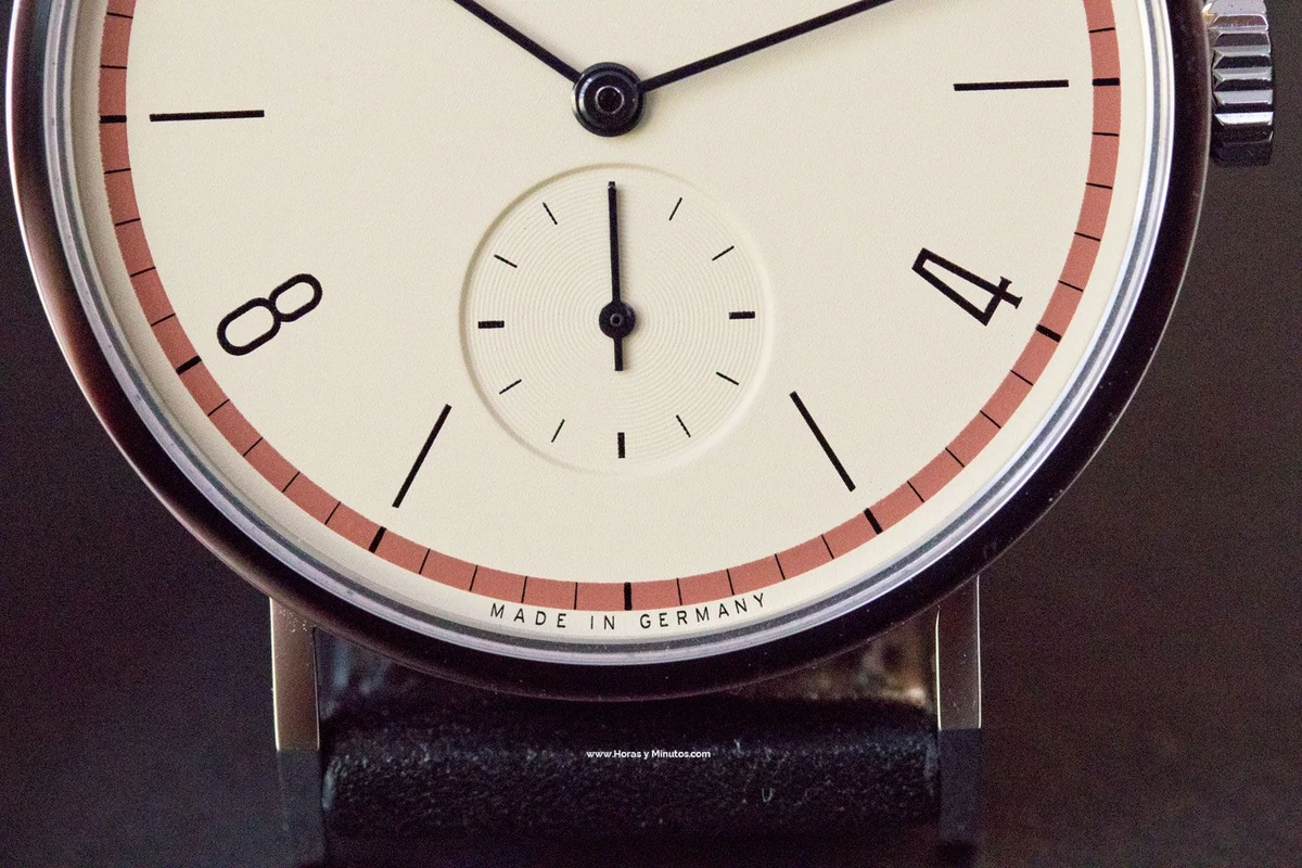 Detail view of the Tangente A Century of Bauhaus Red