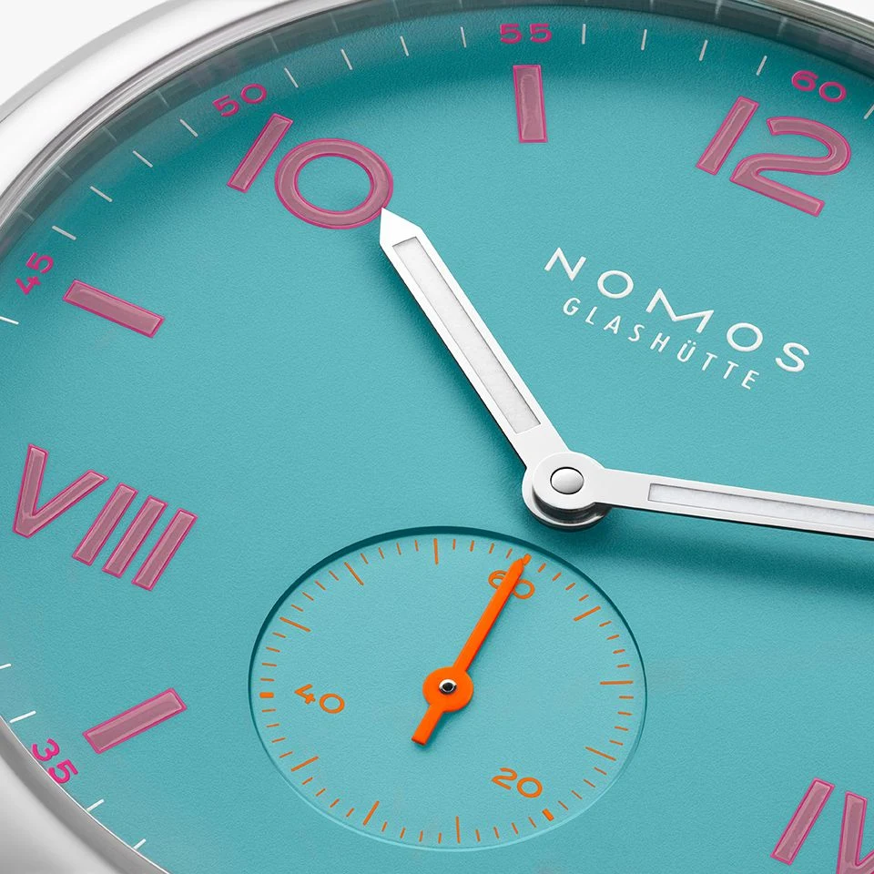 Dial of the Club Campus 38 Neon Day