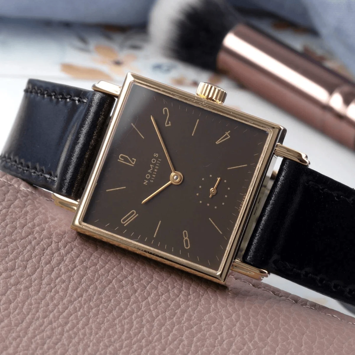 Detail view of the Tetra 27 Mocca