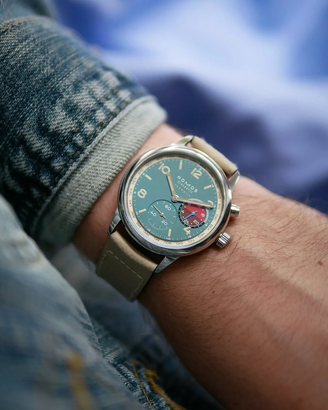 Detail view of the Club Sport neomatik Worldtimer Glacier
