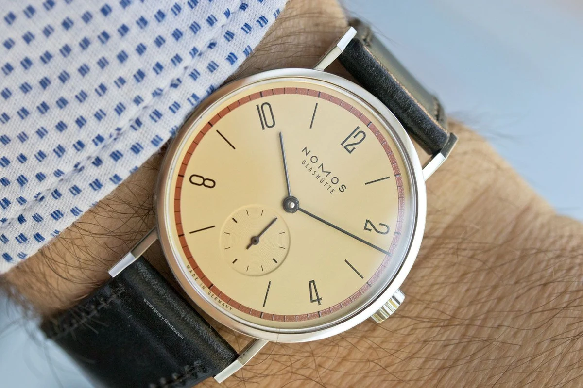 Detail view of the Tangente A Century of Bauhaus Red